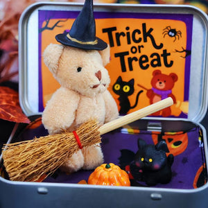 🎃🧸Mignon ours en peluche d'Halloween dans une boîte avec chapeau de sorcier, couverture, balai, citrouille et chat🌟👻