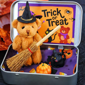 🎃🧸Mignon ours en peluche d'Halloween dans une boîte avec chapeau de sorcier, couverture, balai, citrouille et chat🌟👻