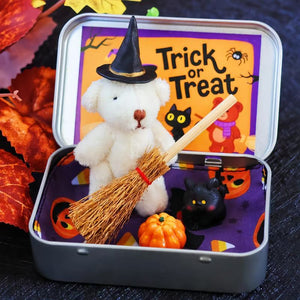 🎃🧸Mignon ours en peluche d'Halloween dans une boîte avec chapeau de sorcier, couverture, balai, citrouille et chat🌟👻