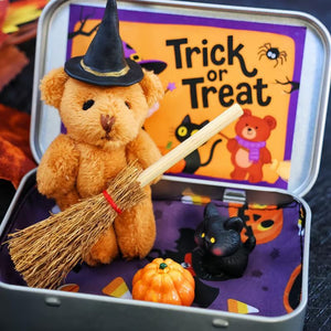 🎃🧸Mignon ours en peluche d'Halloween dans une boîte avec chapeau de sorcier, couverture, balai, citrouille et chat🌟👻
