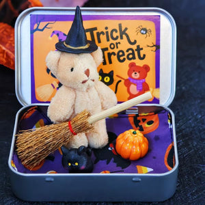 🎃🧸Mignon ours en peluche d'Halloween dans une boîte avec chapeau de sorcier, couverture, balai, citrouille et chat🌟👻