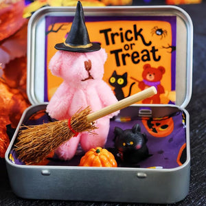 🎃🧸Mignon ours en peluche d'Halloween dans une boîte avec chapeau de sorcier, couverture, balai, citrouille et chat🌟👻