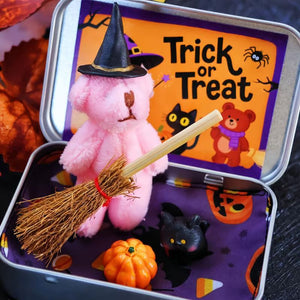 🎃🧸Mignon ours en peluche d'Halloween dans une boîte avec chapeau de sorcier, couverture, balai, citrouille et chat🌟👻
