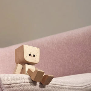 Charmante petite figurine en bois qui se balance avec 12 expressions magnétiques