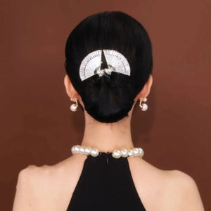 Chignon rétro élégant de cheveux